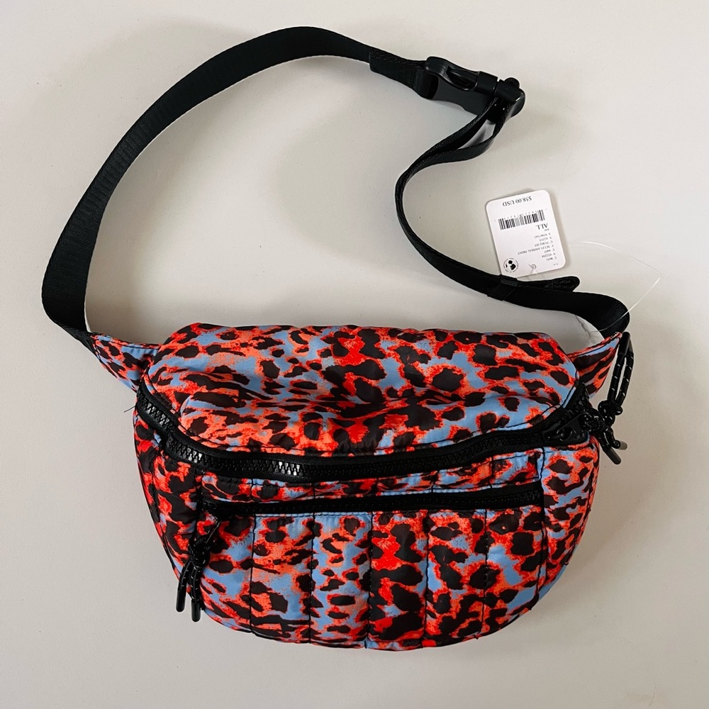 ▪️NWT FREE PEOPLE Quilted Print Sling Bag in Sci Fi Animal - Picture 3 of 7